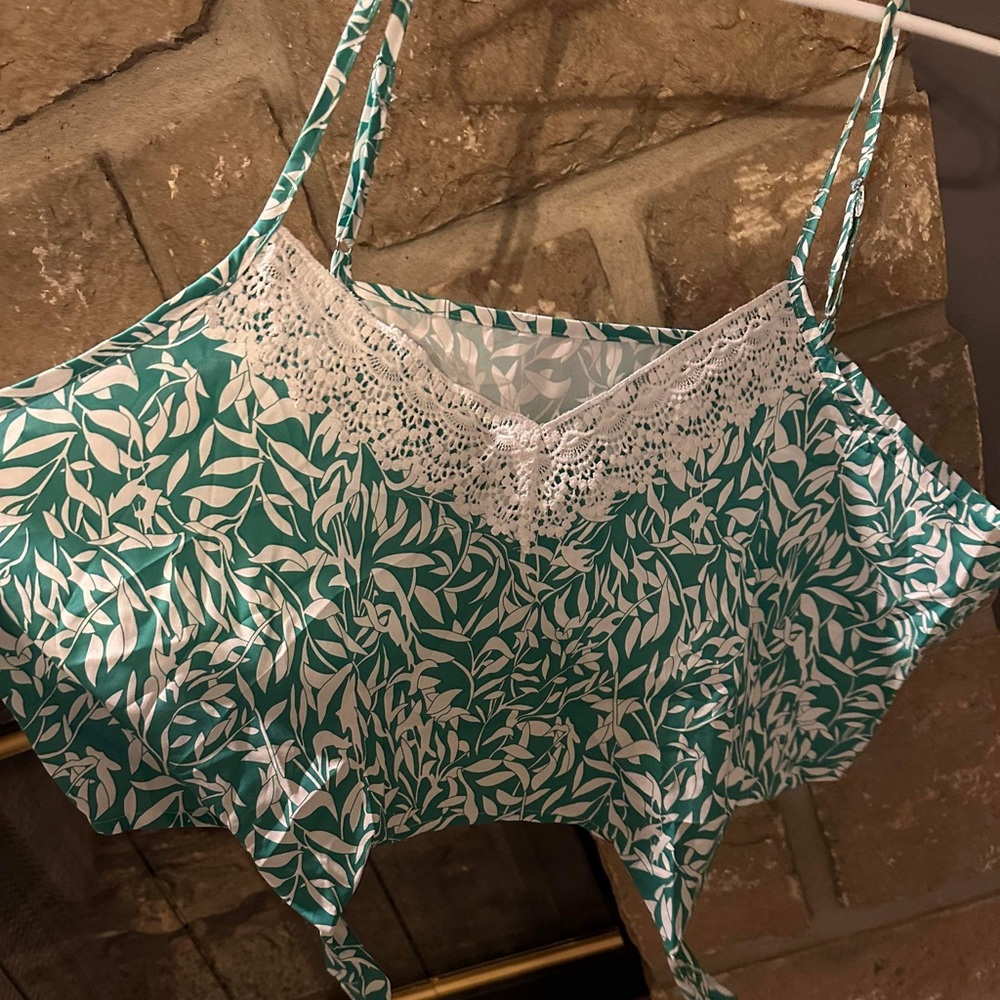 New women’s green crop top